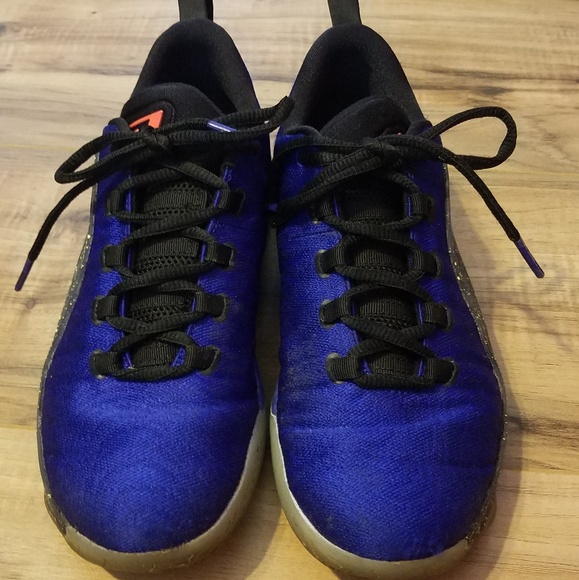 Youth Michael Jordan Basketball Shoes - Picture 2 of 3